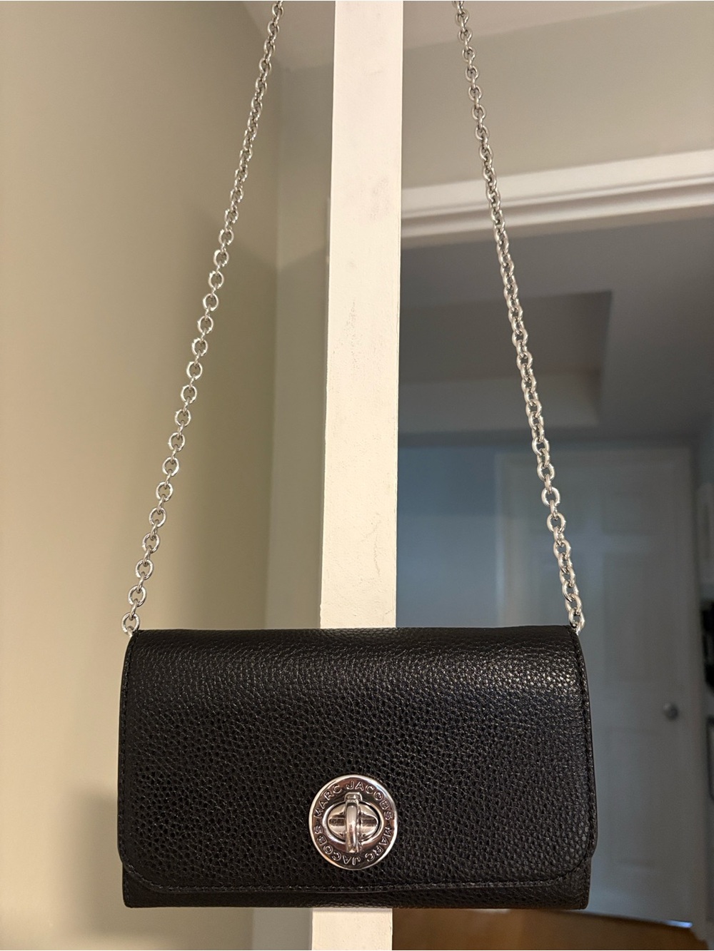 Marc Jacobs Signet Turnlock leather shoulder bag. In EUC No Callouts.